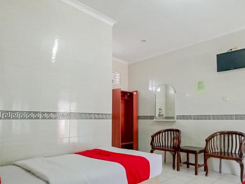 RedDoorz Syariah @ Hotel Sidomulyo Pacitan - Tap to explore photos