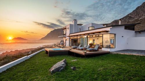 . OnTheRocksBB Solar Powered Guesthouse and Ocean Lodge