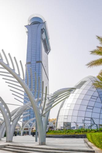 Ultra Luxury Palm Tower with Shared 5 Star Hotel Facilities Dubai