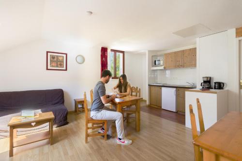 2 bedrooms, 4 beds