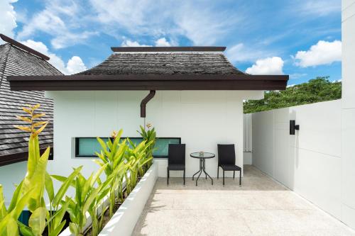 Beautiful comfortable and Fully Equipped Big pool villa with 65inch smart tv Located near popular Bangtao beach and laguna