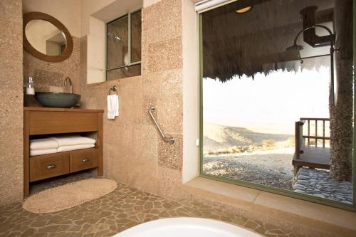 Badkamer, Arava Land in Tsukim