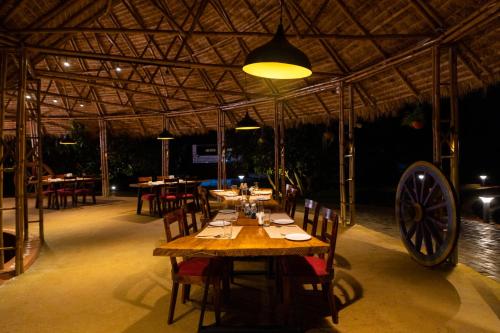 Restorāns, AATHAVAN MATICHI ECO RESORT in Panhala