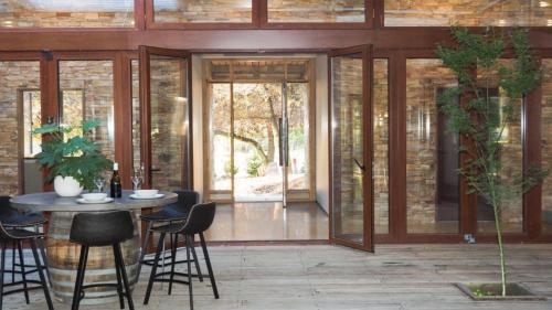 Retreat On Albert - Architectural and Walk Into Town