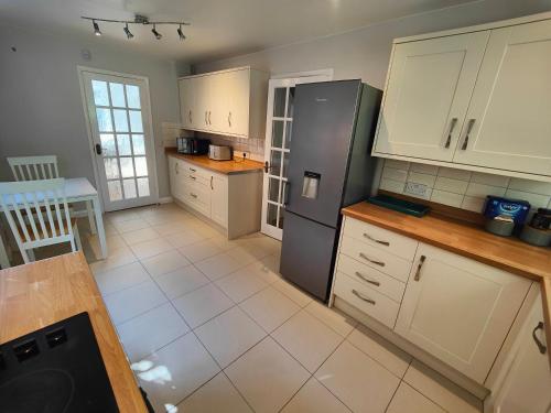 Konyha, Piping Green 5 bedroom House in Colden Common