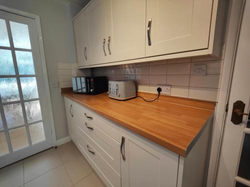 Konyha, Piping Green 5 bedroom House in Colden Common