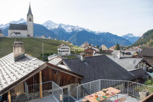 Balkons/terase, Large alpine house for 10 with panoramic view in Albula