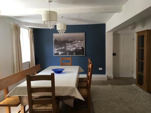 Facilities, The Old Barn Marlborough, spacious grade 2 listed with parking in Marlborough