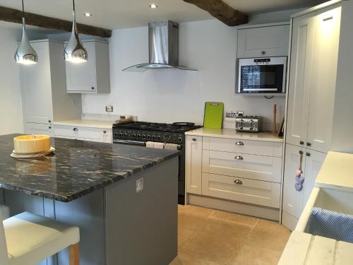 Kitchen, The Old Barn Marlborough, spacious grade 2 listed with parking in Marlborough