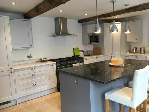 Kitchen, The Old Barn Marlborough, spacious grade 2 listed with parking in Marlborough