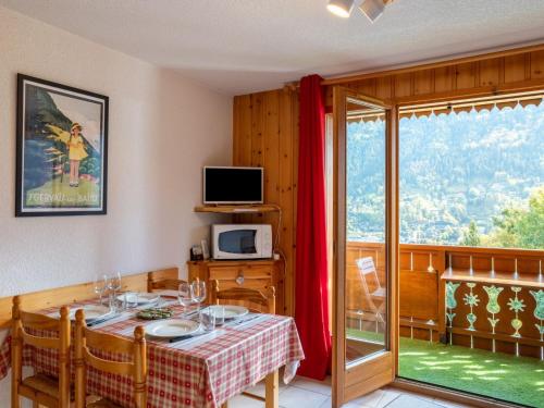 Apartment Les Aiguilles du Midi-4 by Interhome