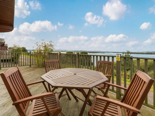 Chalet Loch Side Lodge 8 by Interhome in Kinross