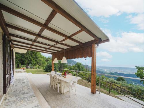  Holiday Home Casa Giulia by Interhome in Seravezza