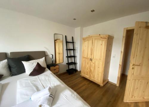 1 queen bed, 1 sofa bed