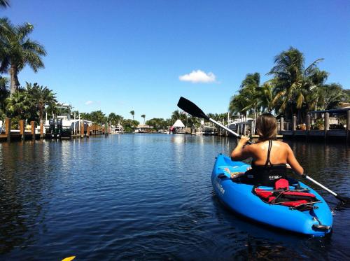 New! Waterfront Heated Pool & Jacuzzi 2 mi to Beach - Fishing Pier Relaxing SPA & Hammock in Fort Lauderdale, USA