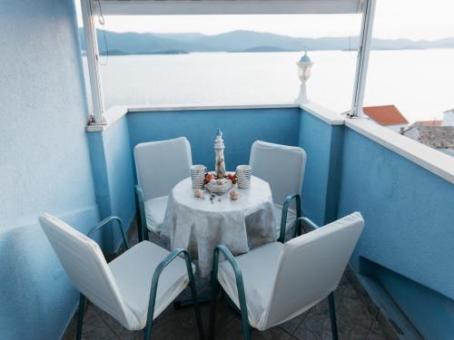 陽台/露台, Apartmani Dragobratović (Apartmani Dragobratovic) in 科馬爾拿