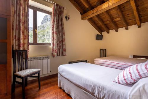 1 double bed, 1 twin bed