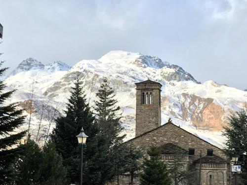  Apartamentos Canfranc 3000, Pension in Canfranc-Estación