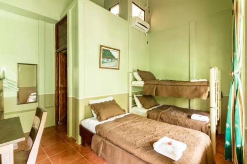 1 twin bed, 1 bunk bed