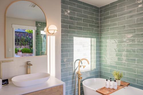 @ Marbella Lane - Vibrant & Chic Designer Home photo 3