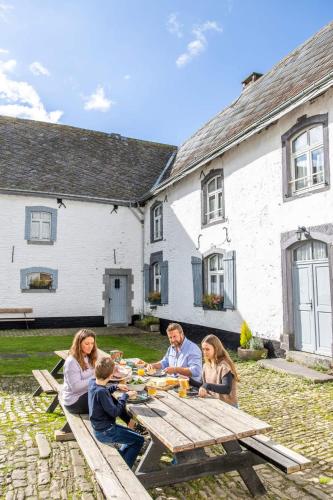 Manoir de Sterpigny, château-ferme 17ème siècle gîte la Tour - Location saisonnière - Gouvy