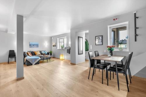 Modern easy-living apartment in nice neighborhood - Apartment - Tromsø