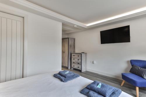 Large, Modern Apartment with En-suites, Wifi, Parking by Ark SA