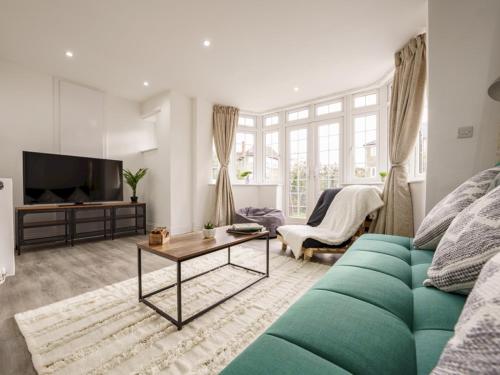 Pass the Keys Stylish Home in Wembley Park