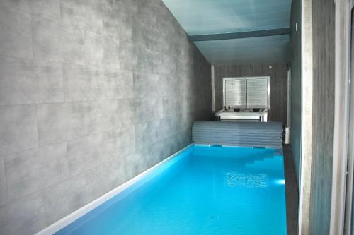 Басейн, Luxury & Love - Indoor Swimming Pool & Cinema Room in Chelles