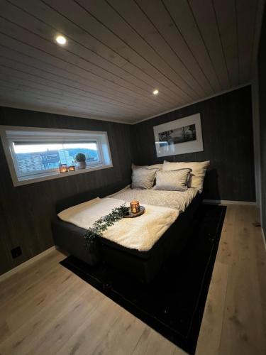 Exclusive Funkis Cabin, Lake View, Rooftop Terrace, Jacuzzi, Sauna, Close to Golf and Alpine in Vradal
