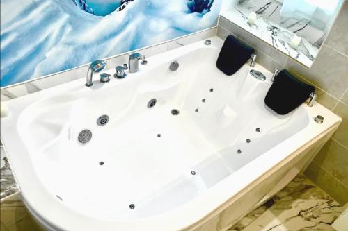 Le Palais des Glaces : Jacuzzi privatif Appartement Béziers