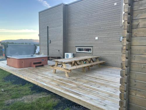 Exclusive Funkis Cabin, Lake View, Rooftop Terrace, Jacuzzi, Sauna, Close to Golf and Alpine in Vradal