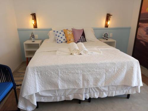 1 queen bed, 1 sofa bed, 2 futon beds