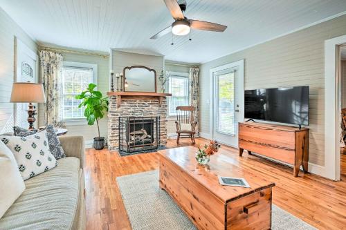Farmhouse Cottage on 10 Acres Trails On-Site in Monticello, USA