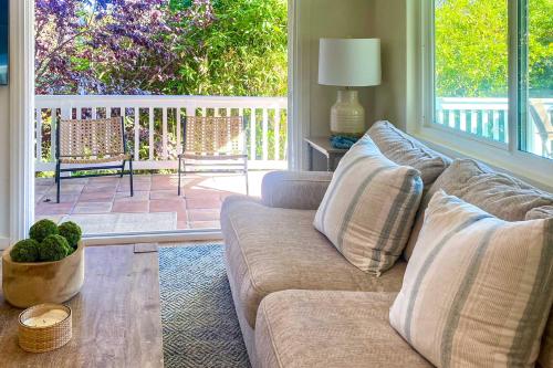 Cozy Cali Condo, Walk to Summerland Beach! in Summerland, USA