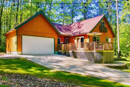 Higgins Lake Retreat - Hike, Swim, Relax! in Roscommon, USA
