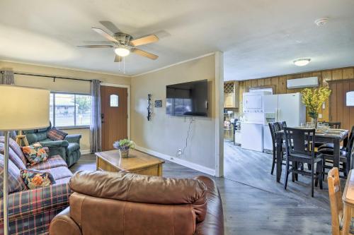 Cozy Graham Retreat ~ 3 Mi to Lake Eddleman! in Graham (TX)