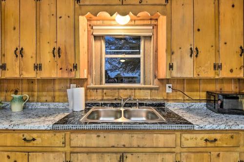 Cozy Graham Retreat ~ 3 Mi to Lake Eddleman! in Graham (TX)