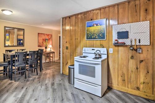 Cozy Graham Retreat ~ 3 Mi to Lake Eddleman! in Graham (TX)
