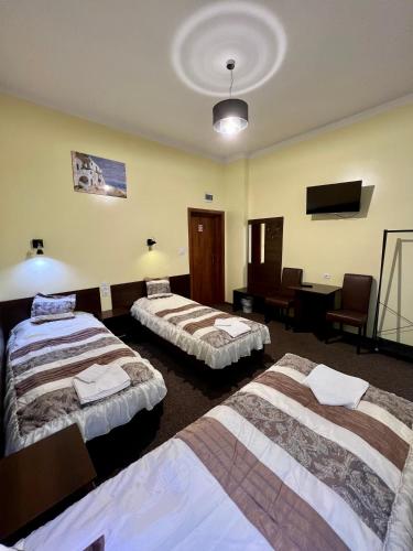 3 twin beds