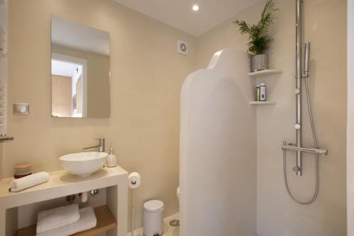 Stunning Acropolis view apartment - image 10