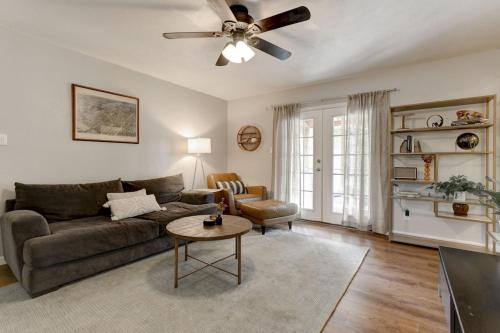 East Austin 3BR 5 miles to downtown/UT stadium/Moody/SXSW. Large yard, pets Ok.