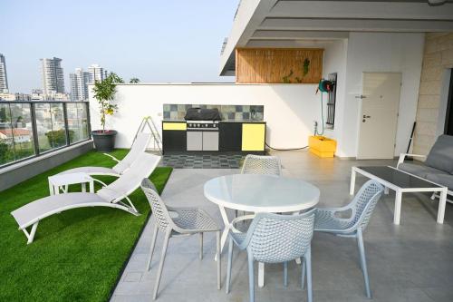 Luxurious penthouse for couples in Kiryat Mozkin