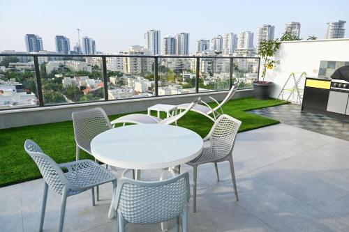 Luxurious penthouse for couples in Kiryat Mozkin