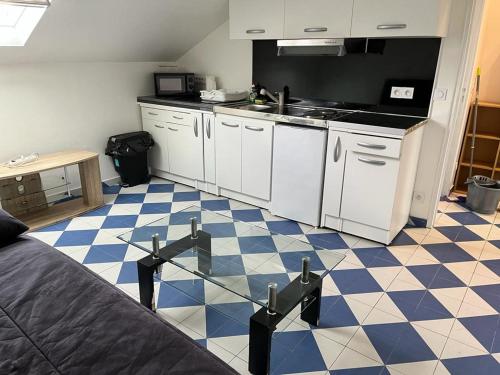 Kitchen, SUITS & LUXURY Appart Paris Montreuil in Montreuil