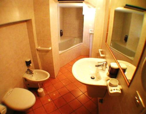 Bathroom, B&B Villa Mirandola in Brunate