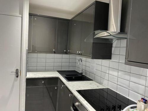Luxurious 2-Bed Apartment in Woolwich London - image 12