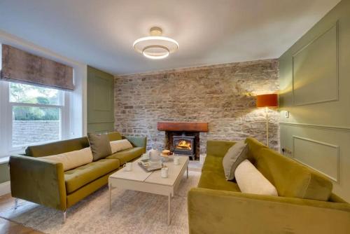 Newly renovated 4 Bedroom Cottage with Wood Burner