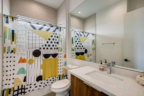 4 Story Home Mins To Downtown Houston with City Views in Houston, USA
