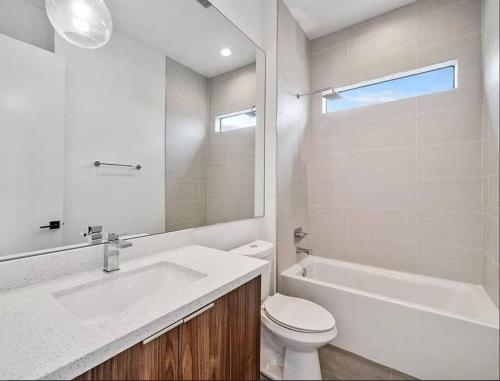 4 Story Home Mins To Downtown Houston with City Views in Houston, USA